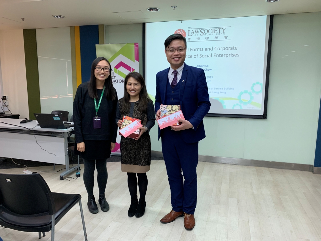 Staff of SEBC presented souvenirs as a token of thanks to Mr. So (right) and Ms. Chow (middle).